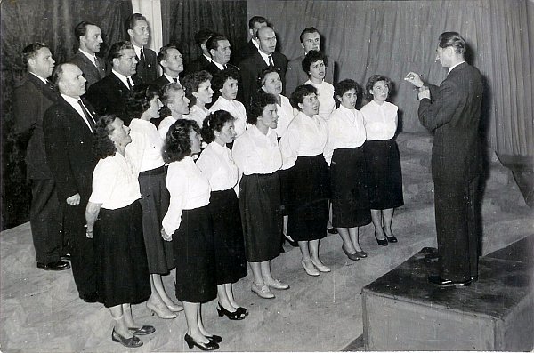 A művelődési ház énekkara a martfűi kórusversenyen, az 1950-es évek végén.